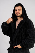 Půlnočně černý župan